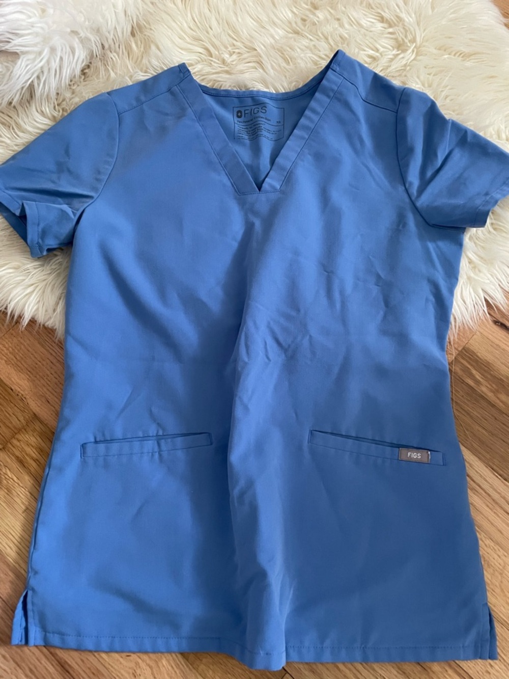 Figs 3-pocket scrub top